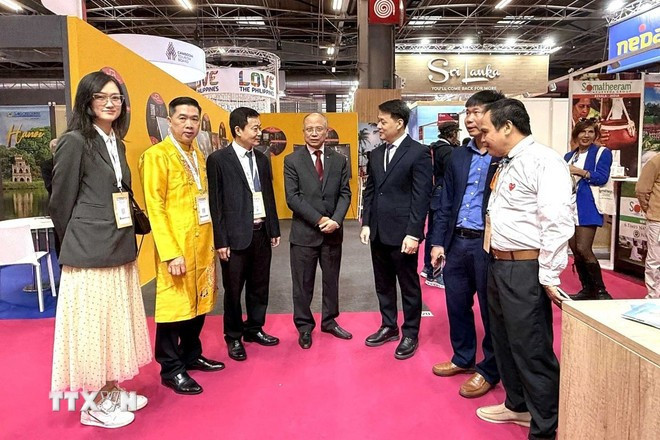 L’ambassadeur du Vietnam en France, Dinh Toan Thang (au centre) visite les stands du Vietnam au Salon International du Tourisme IFTM Top Resa. Photo : VNA phap2.jpg