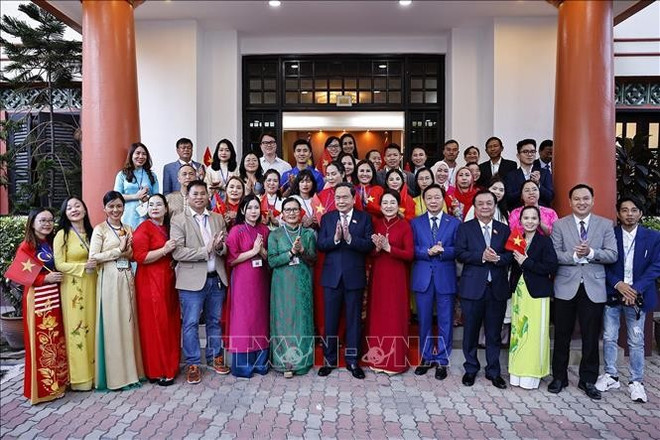 Le plus haut législateur vietnamien et des des représentants de la communauté vietnamienne résidant en Malaisie. Photo : VNA tran-thanh-man-1.jpg