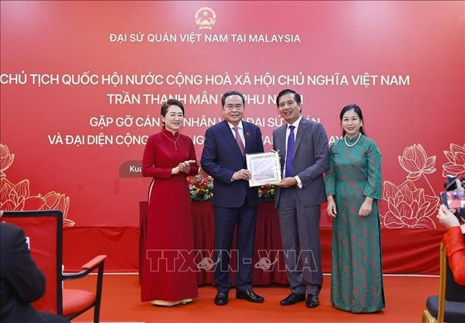 Le président de l'Assemblée nationale (AN) vietnamienne Trân Thanh Mân (2e à gauche) et son épouse (1re à gauche) offrent un cadeau à l'ambassadeur du Vietnam en Malaisie, Dinh Ngoc Linh et son épouse. Photo : VNA tran-thanh-man-2.jpg
