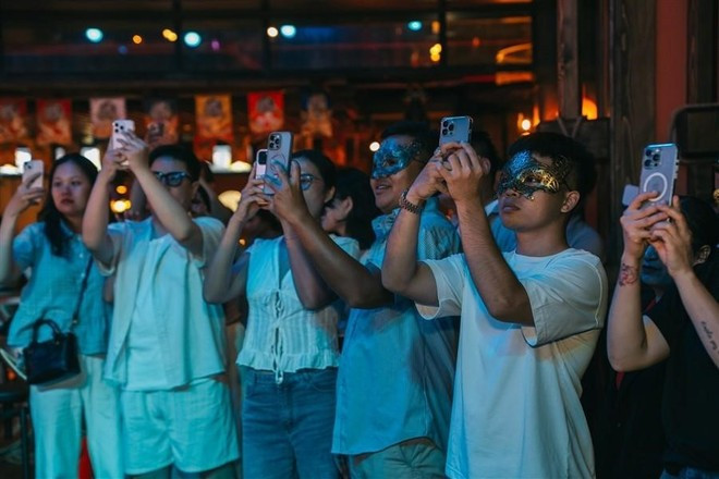 « After Glow » s’est immédiatement imposé comme une attraction incontournable de Ba Na Hills, captivant le public dès les premières représentations. Photo : Sun Group 44.jpg