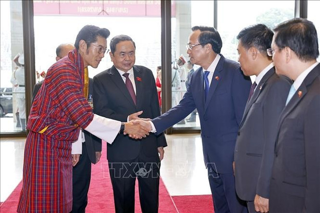 Le président de l’Assemblée nationale du Vietnam, Tran Thanh Mân (2e à gauche) et des délégués accueillent le roi du Bhoutan, Jigme Khesar Namgyel Wangchuck (1er à gauche). Photo : VNA tran-thanh-man2.jpg