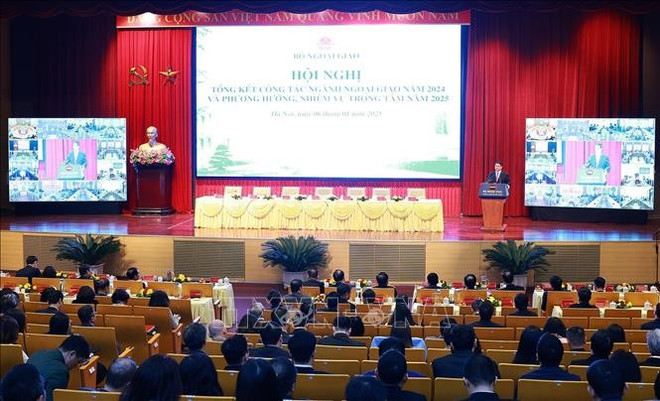 Lors de la conférence. Photo : VNA thu-tuong-du-hoi-nghi-trien-khai-nhiem-vu-nganh-ngoai-giao-nam-2025-stand.jpg