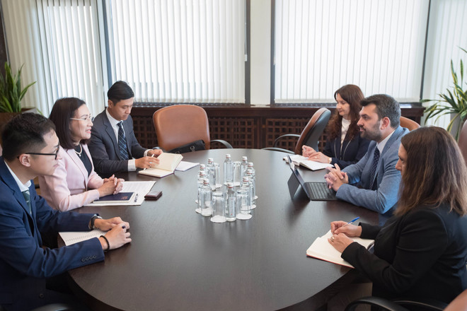 Lors de la séance de travail entre l’ambassadrice du Vietnam en Bulgarie, Nguyên Thi Minh Nguyêt et le ministre bulgare des Affaires étrangères, Georg Georgiev à Sofia. Photo : VNA vna-potal-viet-nam-bulgaria-vun-dap-quan-he-len-tam-cao-moi-8194979.jpg
