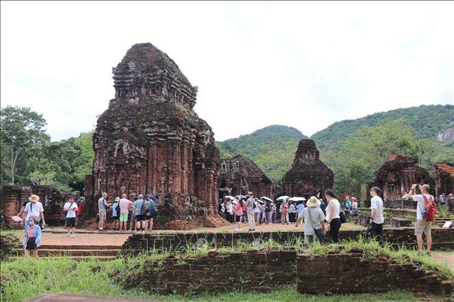 Cumulé sur les sept premiers mois de l’année, le Vietnam a enregistré 12,2 millions d’arrivées internationales, en hausse de 22,5 % en glissement annuel. Photo : VNA du-khach-060725.jpg