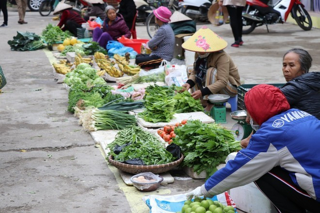 Le prix du porc a augmenté de 0,9 %, tandis que celui des fruits frais et transformés a augmenté de 1,53 % in janvier. Photo: VietnamPlus food-prices.jpg