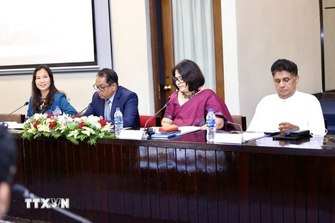 L'ambassadrice du Vietnam au Sri Lanka, Trinh Thi Tam, présente à la cérémonie. (1re à gauche). Photo : VNA sri-lankaviet-nam2.jpg