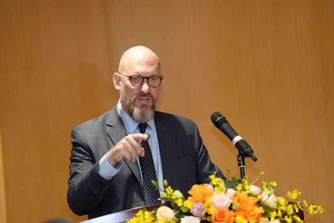 Richard D. McClellan, ancien directeur national de l'Institut Tony Blair au Vietnam, est économiste indépendant et conseiller stratégique en politique économique, développement du secteur financier et stratégies d'investissement. (Photo : VietnamPlus) z6510031542989-844255efb8d536f5f09dcbfe7770f7a2.jpg