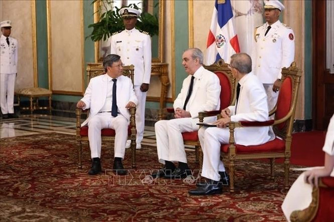 Soulignant le rôle croissant du Vietnam dans la région Asie-Pacifique, le président Luis Rodolfo Abinader Corona a proposé de renforcer la coopération bilatérale dans plusieurs domaines d'intérêt commun, notamment les télécommunications, l'agriculture et les hautes technologies. Photo : VNA thu-30525.jpg