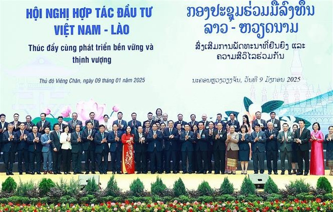 Les particpiants à la conférence sur la coopération en matière d'investissement placé sur le thème «Promouvoir ensemble le développement durable et la prospérité». Photo : VNA vna-potal-thu-tuong-pham-minh-chinh-va-thu-tuong-sonexay-siphandone-dong-chu-tri-hoi-nghi-hop-tac-dau-tu-viet-nam-lao-2025-7798891.jpg