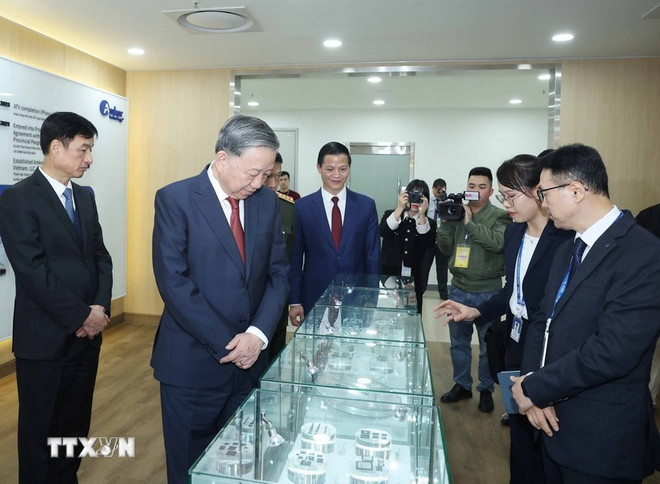Le secrétaire général Tô Lâm visite la Sarl Amkor Technology Vietnam (à capital sud-coréen) dans le parc industriel Yen Phong II-C, province de Bac Ninh. Photo : VNA tong-bi-thu.jpg