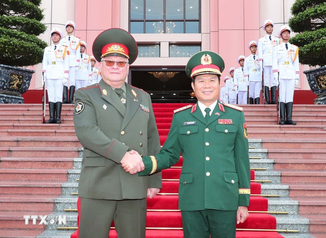 Le général Nguyen Tan Cuong (à droite), chef d’état-major général de l’Armée populaire du Vietnam, vice-ministre de la Défense, et le général Pavel Muraveiko, chef d’état-major général et premier vice-ministre de la Défense de la Biélorussie. Photo : VNA tong-tham-muu-truong-cac-llvt-thu-truong-thu-nhat-bo-quoc-phong-belarus-tham-viet-nam-8349254-2.jpg