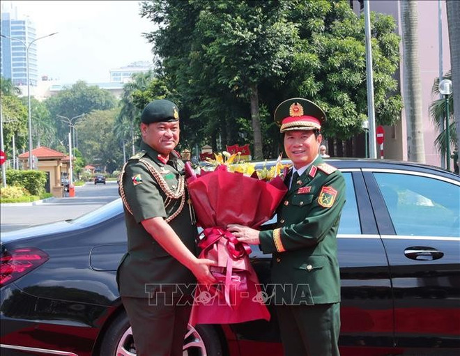 Nguyen Tan Cuong, chef d’état-major général de l’Armée populaire du Vietnam et vice-ministre de la Défense (à droite), et le général Dato Paduka Seri Haji Muhammad Haszaimi Bin Bol Hassan, commandant des Forces armées royales du Brunei. Photo : VNA brunei-170925.jpg