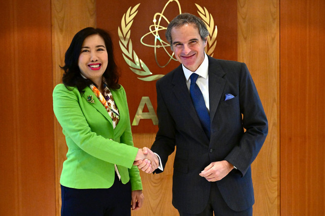 La vice-ministre vietnamienne Le Thi Thu Hang et Rafael Mariano Grossi, directeur général de l’Agence internationale de l’énergie atomique (AIEA)Photo : Mofa le-thi-thu-hang.jpg
