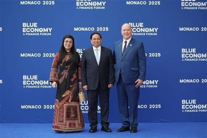Le Prince Albert II de Monaco (à droite) accueille le Premier ministre Pham Minh Chinh et son épouse. Photo : VNA vna-potal-le-don-thu-tuong-pham-minh-chinh-va-phu-nhan-tham-du-hoi-nghi-dai-duong-lien-hop-quoc-lan-thu-3-8080100.jpg
