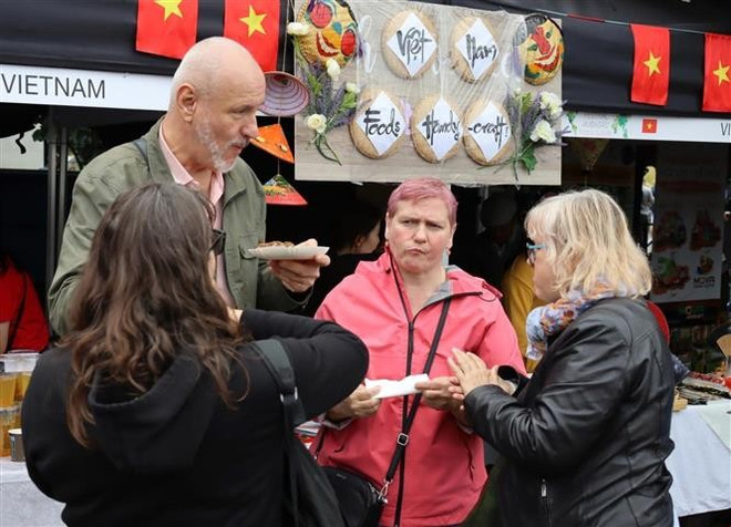 Des visiteurs dégustent des spécialités culinaires vietnamiens lors du festival. Photo : VNA vna-potal-toa-sang-huong-vi-viet-tai-le-hoi-van-hoa-am-thuc-praha-2025-8079481.jpg