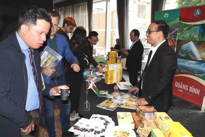 Les participants au séminaire découvrent les produits OCOP (le programme One commune un product ou chaque commune un produit) des localités vietnamiennes. Photo : VNA vna-potal-hiep-dinh-evfta-dinh-huong-hop-tac-chien-luoc-trong-giai-doan-moi-8079119.jpg