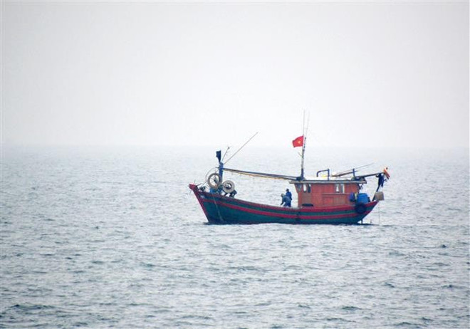 vna-potal-canh-sat-bien-viet-nam-trung-quoc-tuan-tra-chung-tren-vung-bien-phia-bac-vinh-bac-bo-nam-2025-7878437.jpg