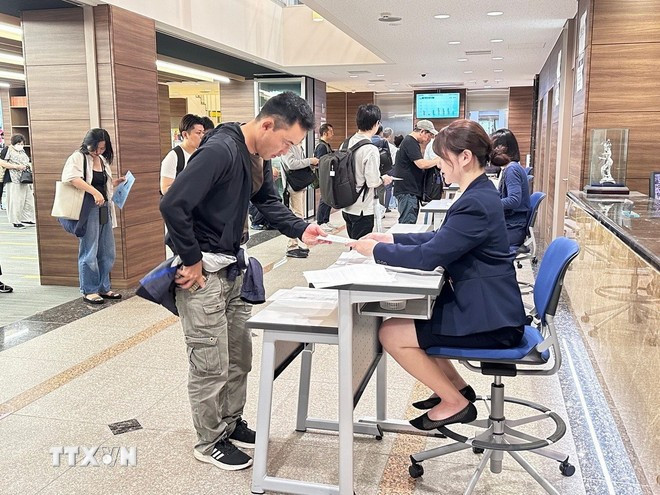 Cette année, 917 candidats âgés de 8 à 84 ans, originaires de 40 des 46 préfectures du Japon, ont participé à l'examen. Photo : VNA thi-sinh.jpg