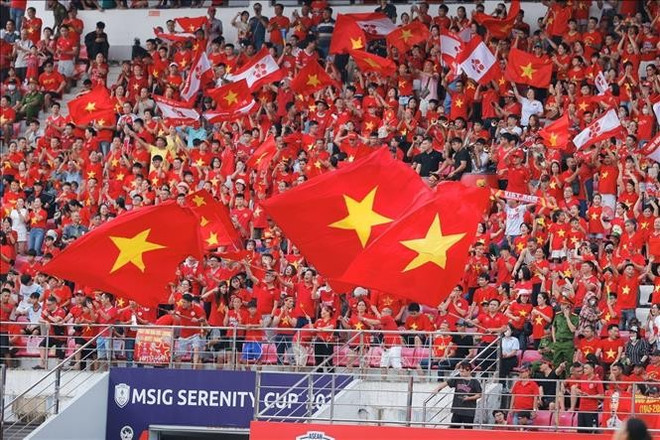 Les spectateurs encouragent l'équipe féminine vietnamienne. Photo : VNA bong-da.jpg