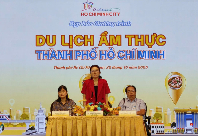 Selon Bui Thi Ngoc Hiêu (debout), directrice adjointe du Département municipal du Tourisme, la richesse et la diversité de ces produits permettront à la ville de consolider son rôle de centre touristique international et de destination incontournable. Photo : VNA amthuc.jpg