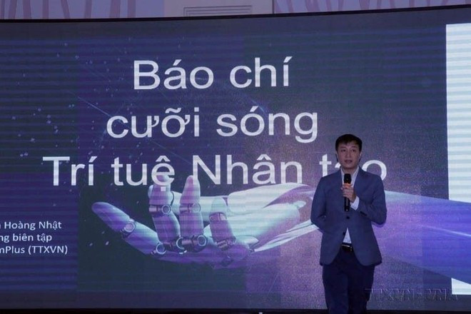 Le journaliste Nguyen Hoang Nhat parle des applications de l'intelligence artificielle (IA) à la production d'informations lors d'un cours de formation à Da Lat, 1er décembre 2023. Photo : VNA nha-bao-hoang-nhat.jpg