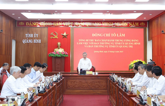 Panorama de la séance de travail Photo : VNA vna-potal-tong-bi-thu-to-lam-lam-viec-voi-hai-ban-thuong-vu-tinh-uy-quang-binh-va-quang-tri-8112236.jpg