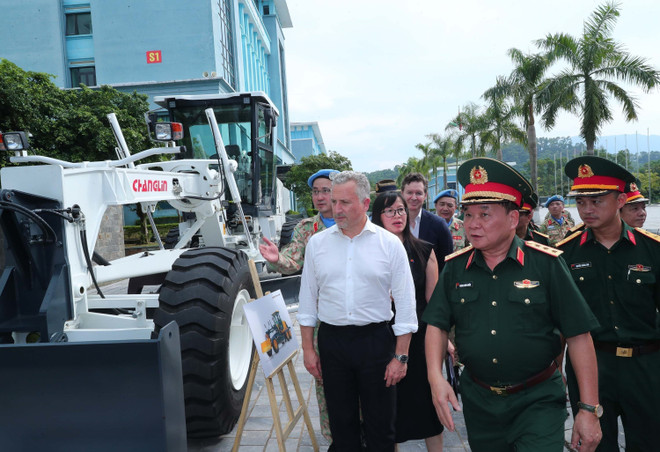 Les délégués visitent l'exposition de fournitures et d'équipements parrainée par le ministère australien de la Défense pour la force vietnamienne de maintien de la paix. Photo : VNA vna-potal-le-ban-giao-vat-tu-trang-thiet-bi-cua-bo-quoc-phong-austraylia-cho-luc-luong-gin-giu-hoa-binh-viet-nam-8206013.jpg