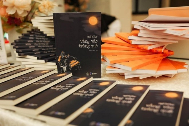 Le recueil d’essais, « Vang vac trang que » (Clair de lune radieux de la campagne) du journaliste Ngo Ba Luc. Photo : VietnamPlus ngobaluc1-2246.jpg
