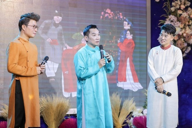 Le journaliste Ngo Ba Luc (au milieu) lors de l’événement de lancement du livre. Photo : VietnamPlus ngobaluc-5427.jpg