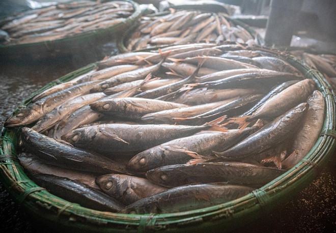Sortie du four : un lot de poisson encore fumant. Photo : VNA anh-6-avatar.jpg