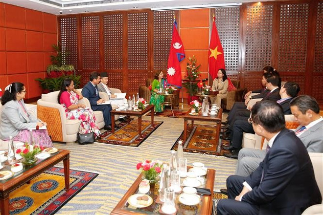 La vice-présidente du Vietnam, Vo Thi Anh Xuan, rencontre la ministre des Affaires étrangères du Népal, Arzu Rana Deuba. Photo : VNA vna-potal-pho-chu-tich-nuoc-vo-thi-anh-xuan-tham-chinh-thuc-nepal-8231631.jpg