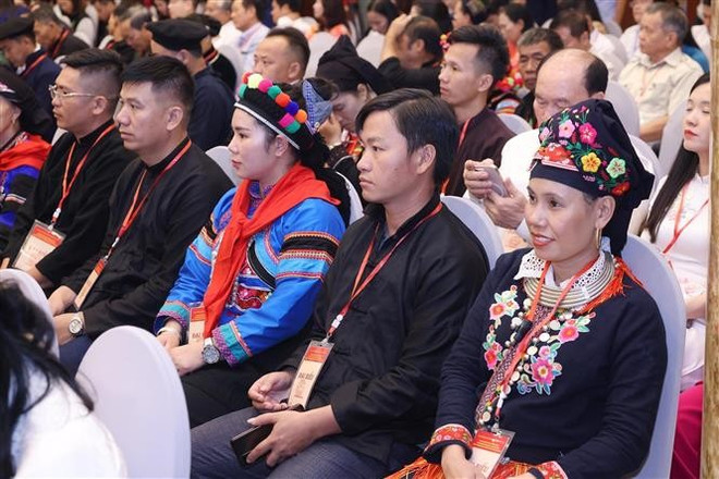 Les participants ont assisté à la projection d’un documentaire sur la Révolution d’Août et les enseignements de la grande union nationale. Photo : VNA vna-potal-chu-tich-nuoc-va-thu-tuong-gap-mat-dai-bieu-tieu-bieu-cac-tang-lop-nhan-dan-tham-du-dai-le-2-9-8230710.jpg