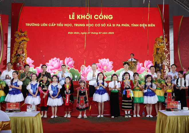 Le secrétaire général du Parti appele les autorités locales à soutenir les familles, à promouvoir la scolarisation des enfants et à favoriser une éducation alliant savoirs, valeurs morales et fierté nationale. Photo : VNA vna-potal-tong-bi-thu-to-lam-du-le-khoi-cong-truong-lien-cap-tieu-hoc-trung-hoc-co-so-xa-si-pa-phin-tinh-dien-bien-8174247.jpg