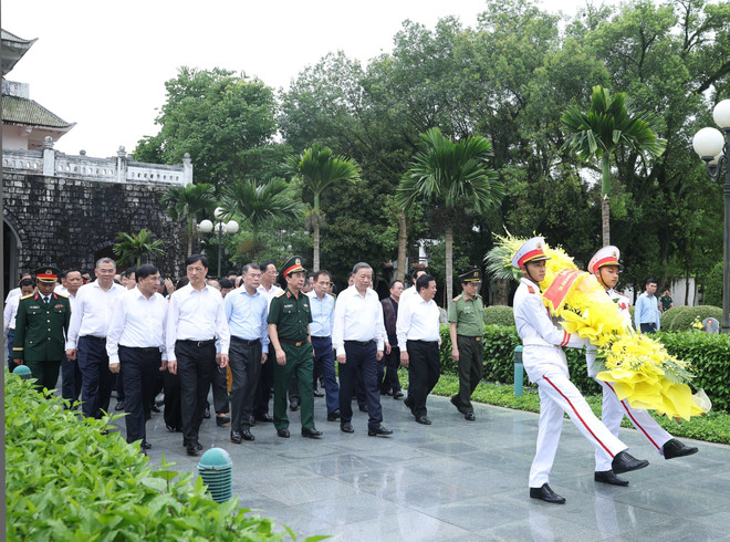 Le secrétaire général du Parti communiste du Vietnam (PCV) Tô Lâm, accompagné d’une délégation de haut niveau, se rend le 27 juillet au Temple dédié aux martyrs du champ de bataille de Diên Biên Phu et au cimetière national des Morts pour la Patrie A1, à Diên Biên pour déposer des gerbes et offrir de l’encens en mémoire des Héros morts pour la Patrie. Photo : VNA vna-potal-tong-bi-thu-to-lam-tuong-niem-anh-hung-liet-si-tai-nghia-trang-liet-si-quoc-gia-a1-o-dien-bien-8174564.jpg