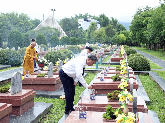 Le secrétaire général du Parti communiste du Vietnam Tô Lâm offre de l’encens en mémoire des Héros morts pour la Patrie au cimetière national A1. Photo : VNA vna-potal-tong-bi-thu-to-lam-tuong-niem-anh-hung-liet-si-tai-nghia-trang-liet-si-quoc-gia-a1-o-dien-bien-8174555.jpg