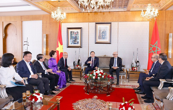 Le président de la Chambre des représentants du Maroc, Rachid Talbi Alami salue le président de l'Assemblée nationale, Tran Thanh Mân, et son épouse à l'aéroport Rabat-Salé. Photo : VNA vna-potal-chu-tich-quoc-hoi-tran-thanh-man-va-phu-nhan-ket-thuc-tot-dep-chuyen-tham-chinh-thuc-vuong-quoc-maroc-8174897-1.jpg