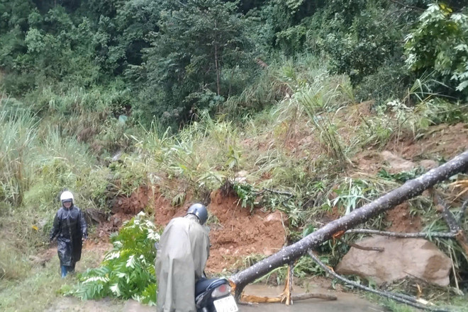 Le 23 septembre 2025 après-midi, les autorités de la commune de Mo Rai (Quang Ngai) ont installé des panneaux d’avertissement sur deux sites de glissements de terrain survenus sur la route provinciale 674. La nuit précédente, de fortes pluies avaient provoqué deux glissements majeurs, bloquant la circulation. Photo : VNA vna-potal-quang-ngai-tinh-lo-674-tiep-tuc-bi-sat-lo-8291936.jpg