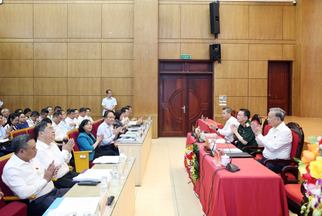 Lors de la rencontre. Photo : VNA vna-potal-tong-bi-thu-to-lam-tiep-xuc-cu-tri-ha-noi-truoc-ky-hop-thu-muoi-quoc-hoi-khoa-xv-8291764.jpg