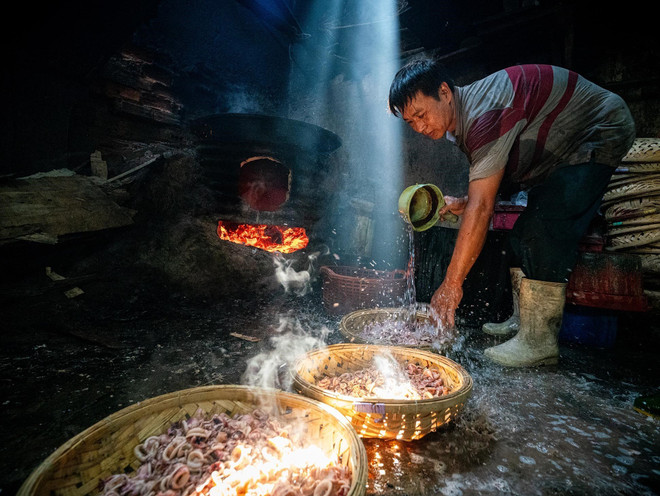 Selon les artisans, la période de mars à septembre est la plus intense : chaque jour, plusieurs tonnes de poissons et de calmars sont cuites à la vapeur, chaque lot exigeant un temps de cuisson rapide de 15 à 20 minutes. Photo : VNA anh-4.jpg