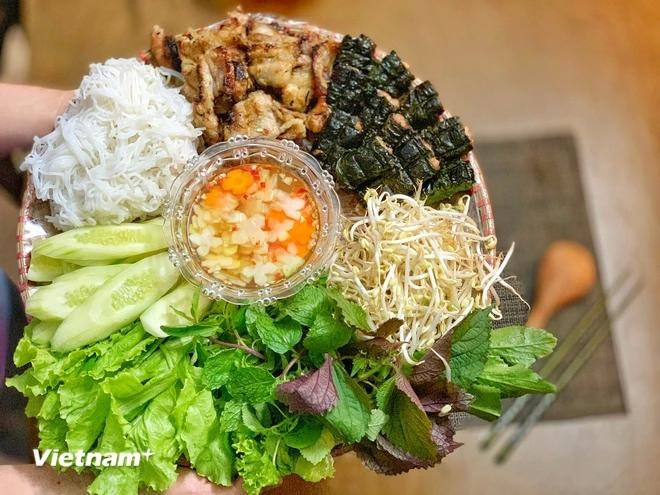 Le « bun cha » (vermicelles de riz au porc grillé et aux herbes fraîches), une spécialité culinaire de Hanoï. Photo : VNA buncha-7367.jpg