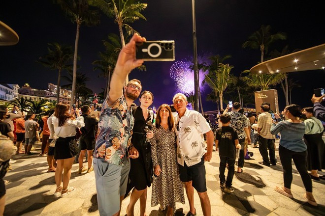 En 2025, Phu Quoc ambitionne d'accueillir 7 millions de visiteurs, soulignant l'urgente nécessité d'agrandir son aéroport international. (Photo : Sun Group) du-khach-quoc-te.jpg