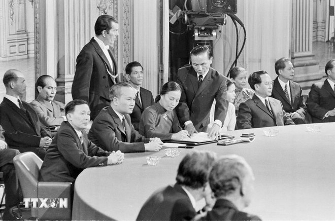 Le 27 janvier 1973, au Centre international de conférences de Paris, en France, la ministre des Affaires étrangères du Gouvernement révolutionnaire provisoire de la République du Sud-Vietnam, Nguyen Thi Binh, signe l'Accord de Paris mettant fin à la guerre et rétablissant la paix au Vietnam. Photo : VNA hiep-dinh-paris.jpg