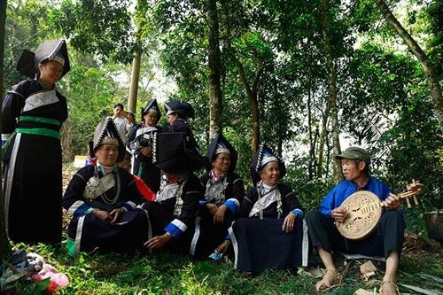 Les habitants de Pa Di se rassemblent après la cérémonie de culte de la forêt. (Photo : Journal Lao Cai) pa5-1.jpg