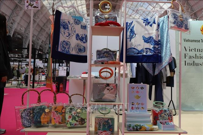 Le stand du Vietnam à Source Fashion London, le plus grand salon européen d'approvisionnement en mode. Photo : VNA vna-potal-hoi-cho-thoi-trang-det-may-lon-nhat-chau-au-o-london-source-fashion-london-stand.jpg