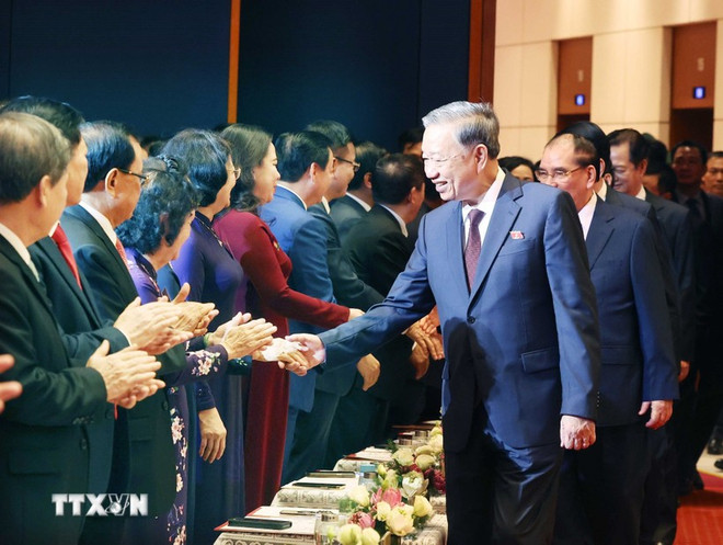 Le secrétaire général du Parti communiste du Vietnam (PCV), Tô Lâm avec les délégués. Photo : VNA tong-bi-thu-to-lam-gap-mat-cac-the-he-dai-bieu-quoc-hoi-8237742.jpg
