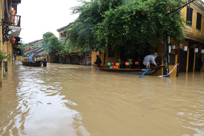 Inondation. Photo : VNA vna-potal-bi-thu-thanh-uy-da-nang-truc-tiep-chi-dao-so-tan-nguoi-dan-du-khach-khoi-vung-ngap-lut-142710369-8369360.jpg