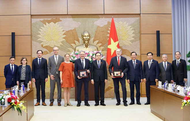 Le président de l’Assemblée nationale (AN) du Vietnam, Tran Thanh Man, avec les délégués lors de la réception. Photo : VNA vna-potal-chu-tich-quoc-hoi-tran-thanh-man-tiep-doan-dai-bieu-dang-dan-chu-xa-hoi-duc-spd-8369930.jpg