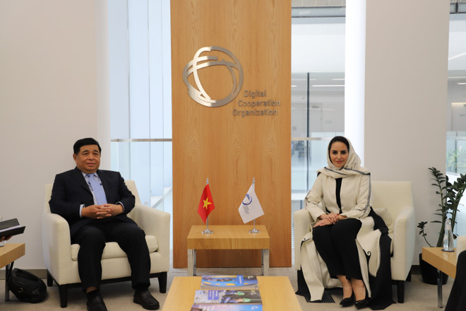 Le vice-Premier ministre Nguyen Chi Dung rencontre Deemah AIYahya, secrétaire générale de l'Organisation de coopération numérique (DCO) d'Arabie saoudite. Photo : VNA vna-potal-pho-thu-tuong-nguyen-chi-dung-tham-du-hoi-nghi-fii9-va-tiep-cac-doi-tac-saudi-arabia-8370329.jpg