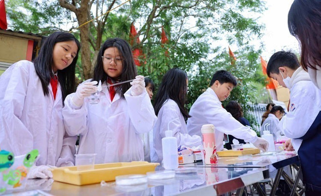 Espace d'expérience et de créativité du collège Trung Vuong au Festival des technologies de l'information - STEM pour l'année scolaire 2023-2024, placé sous le thème « Promouvoir la transformation numérique et l'éducation STEM vers une éducation intelligente ». Photo : Thanh Tung – VNA anh-8.jpg