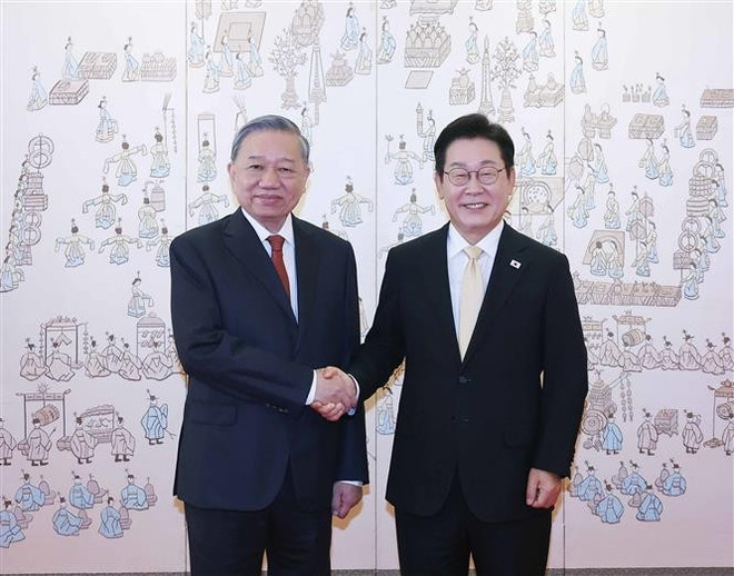 Le secrétaire général Tô Lâm (à gauche) et le président sud-coréen Lee Jae Myung. Photo : VNA vna-potal-le-don-tong-bi-thu-to-lam-va-phu-nhan-tham-cap-nha-nuoc-han-quoc-8202539.jpg